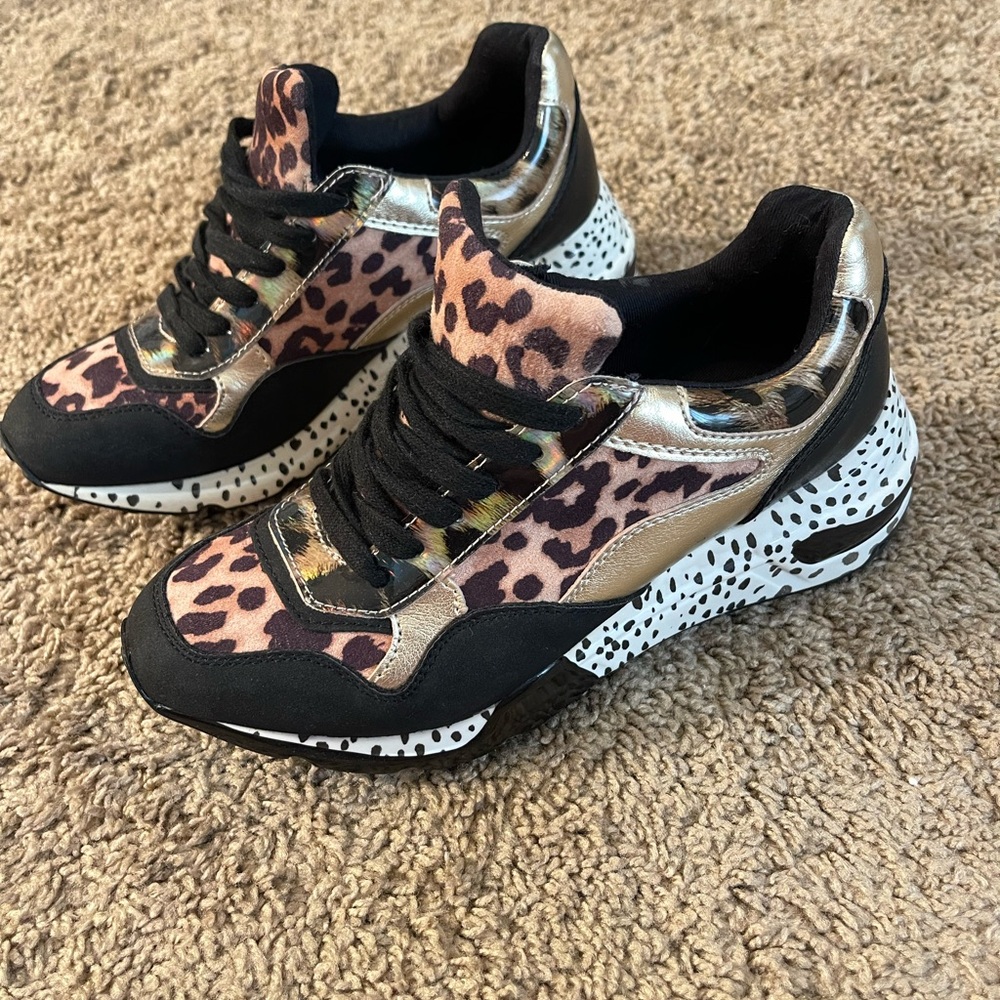 SOLD- SNEAKERS ❤️